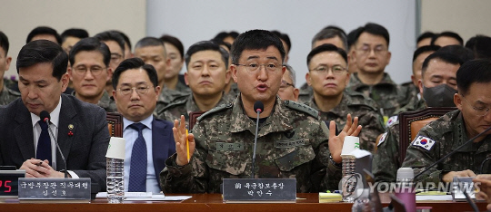 지난해 12월3일 선포된 비상계엄 당시 계엄사령관을 맡았던 박안수 육군참모총장이 2월14일 오후 서울 여의도 국회에서 열린 '윤석열 정부의 비상계엄 선포를 통한 내란 혐의 진상규명 국정조사 특별위원회'(위원장 안규백 더불어민주당 의원) 회의에 출석해 의원 질의에 답하고 있다.<연합뉴스 사진>